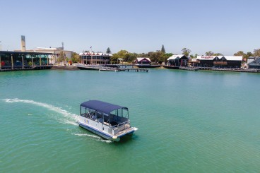 Cruise Mandurah on a self drive pontoon 