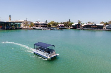 Cruise Mandurah on a self drive pontoon